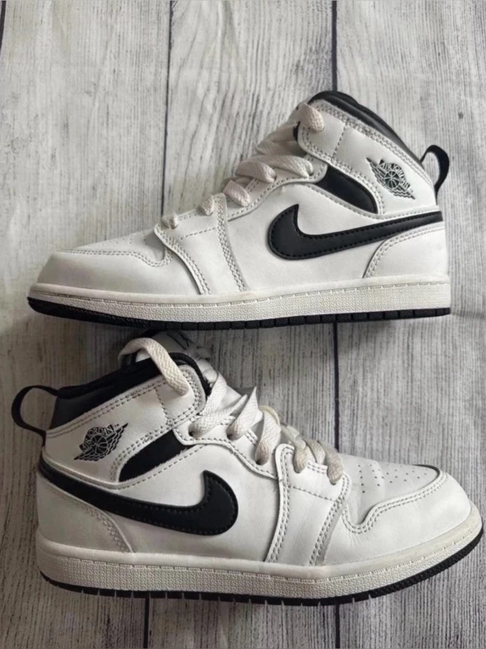 Air Jordan 1 Mid Kids Sneakers